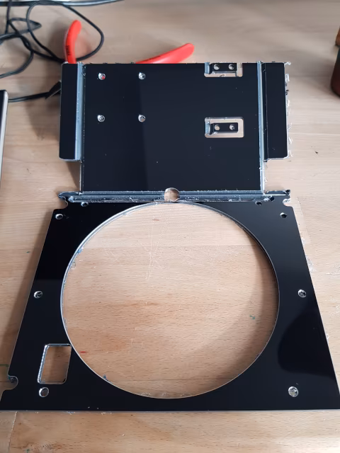 Image: mounting adapter to attach a case fan to the drive bay