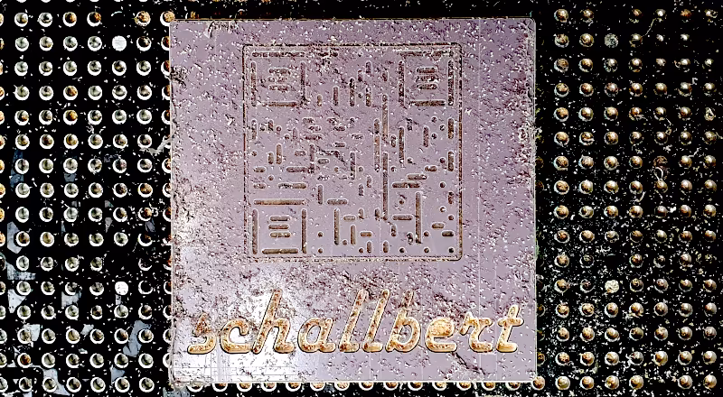 Image: Albasia sandwich material engraved. Upper part using a radius endmill not penetrating the HPL cover, yields dark and very clean finish but lacks contrast. Lower part with a classic 60° V-cut with a brighter wooden finish but with artifacts
